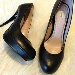 Black platforms pumps